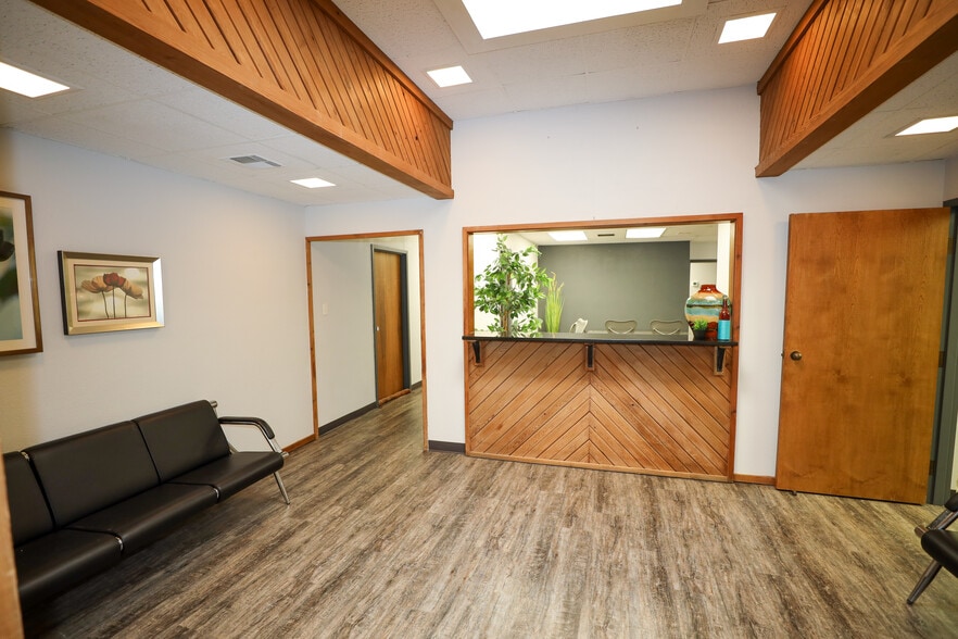 320 E Carl Albert Pky, Mcalester, OK for lease - Building Photo - Image 2 of 4