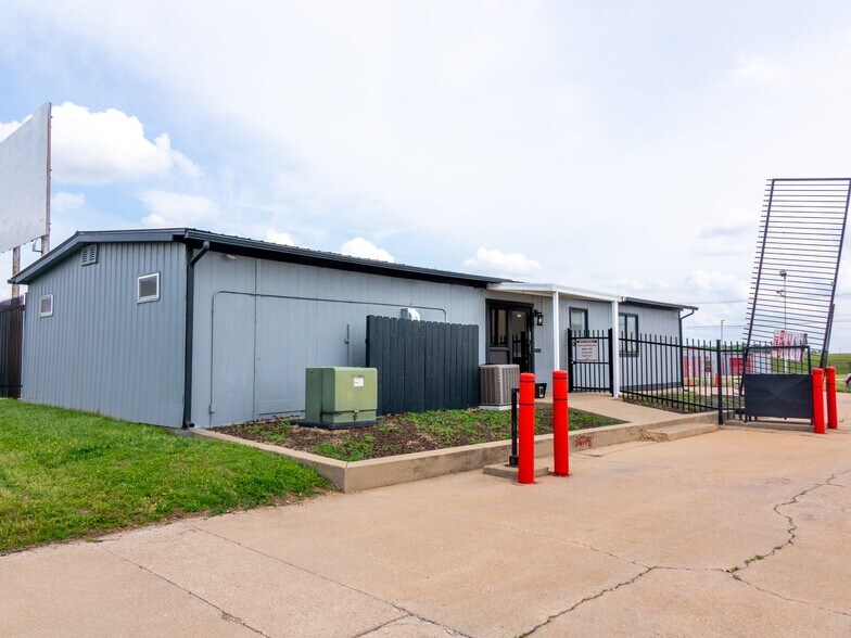 6209 W Kellogg Dr, Wichita, KS à louer - Photo du bâtiment - Image 2 de 2