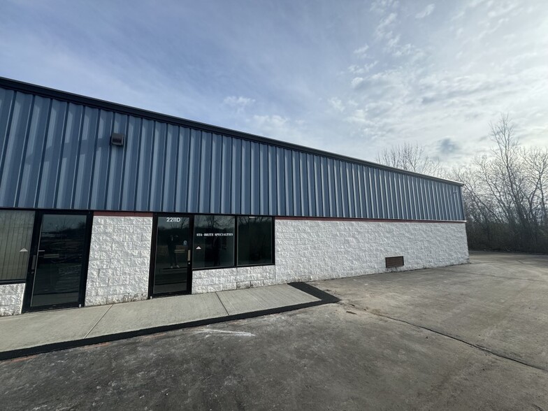 2211 S West Ave, Waukesha, WI for lease - Building Photo - Image 1 of 3