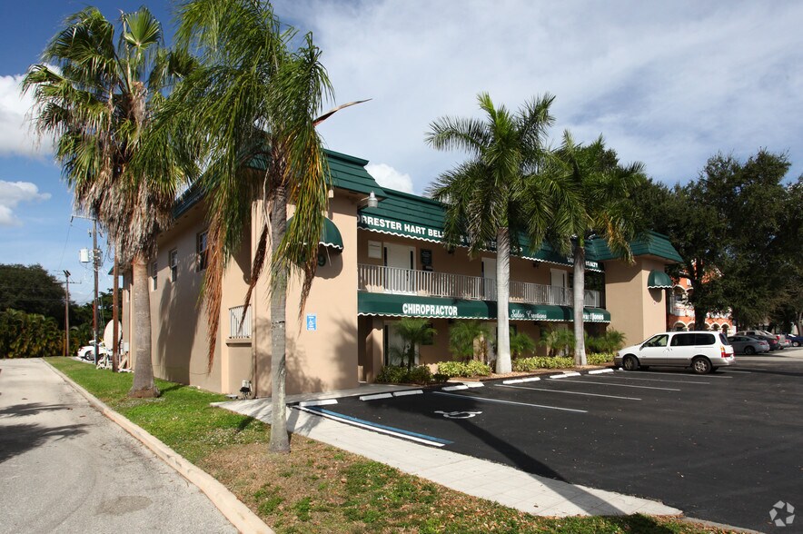 1429 Colonial Blvd, Fort Myers, FL à louer - Photo du bâtiment - Image 3 de 4