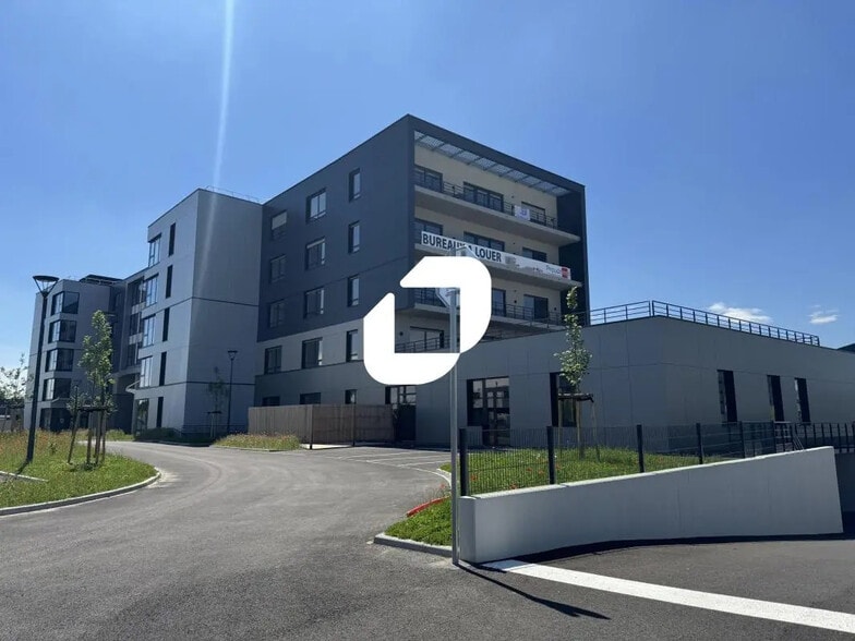 Retail in  for lease - Building Photo - Image 2 of 11