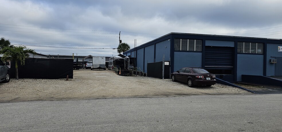 747 Barnett Dr, Lake Worth, FL à vendre - Photo du bâtiment - Image 2 de 13