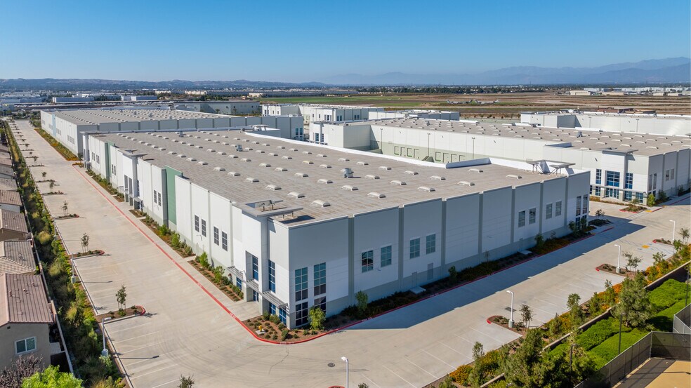 15881 Terminal Ct, Chino, CA à louer - Photo du bâtiment - Image 1 de 14