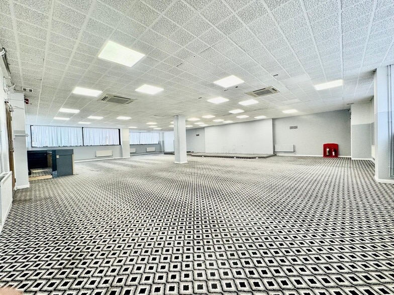 28-30 Victoria St, Luton for lease - Building Photo - Image 1 of 8