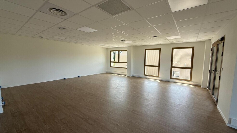 Office in Tossiat for lease - Interior Photo - Image 3 of 15