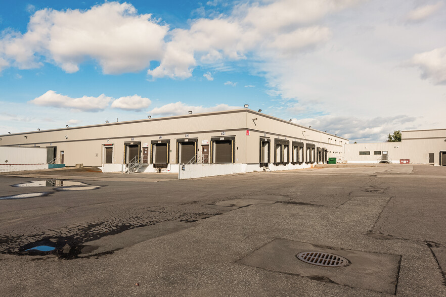 2040-2596 Autoroute 440, Laval, QC for lease - Primary Photo - Image 1 of 6