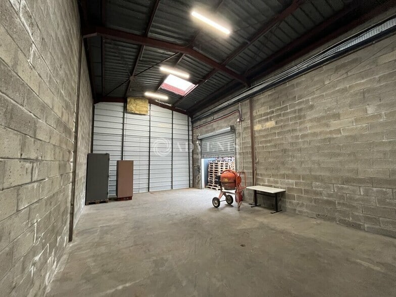 Flex in Chennevières-sur-Marne for lease - Interior Photo - Image 2 of 9