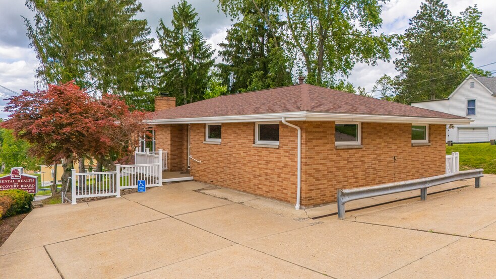 99 N Sugar St, Saint Clairsville, OH à vendre - Photo du bâtiment - Image 2 de 9