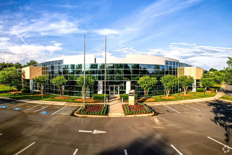 8215 Forest Point Blvd, Charlotte, NC for lease - Building Photo - Image 1 of 9