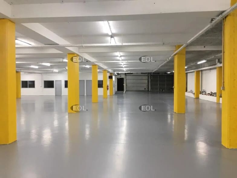 Flex in Créteil for lease - Interior Photo - Image 3 of 5