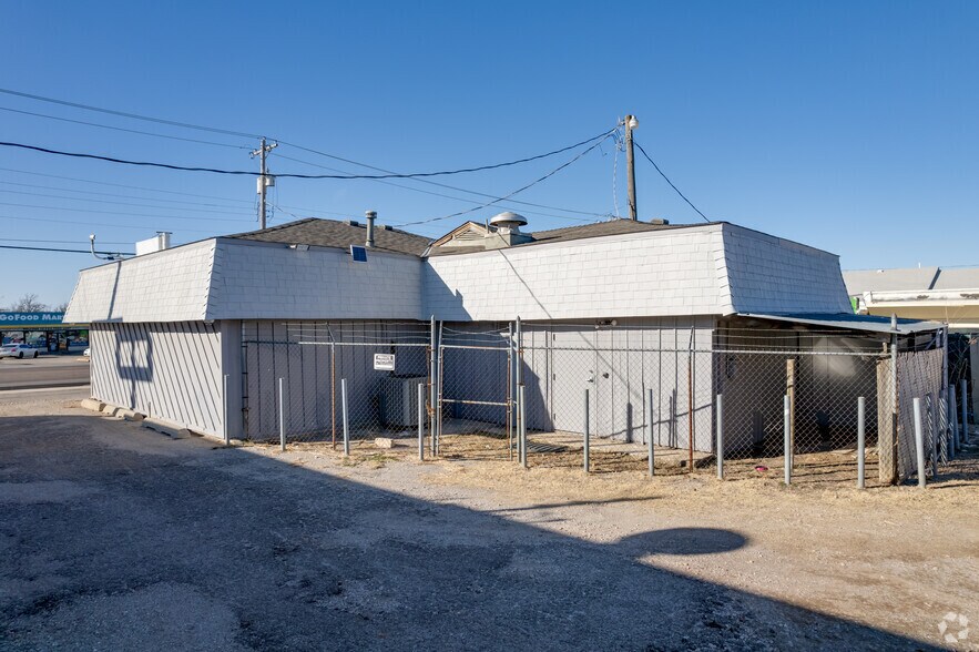 2300 S Air Depot Blvd, Midwest City, OK for lease - Building Photo - Image 3 of 6