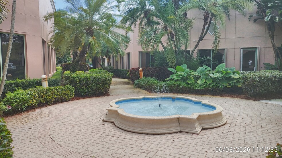 1555 N Park Dr, Weston, FL à louer - Photo du bâtiment - Image 3 de 12