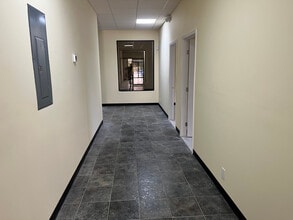 3120-3131 E Riverside Dr, Fort Myers, FL for lease Interior Photo- Image 2 of 13