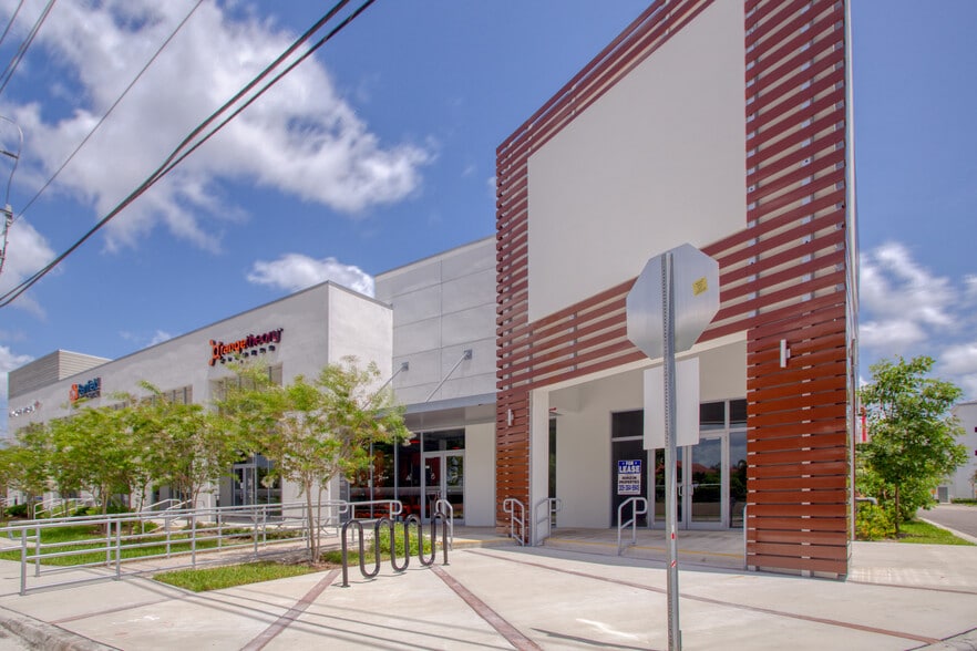 5875 NW 105th Ct, Doral, FL à louer - Photo du bâtiment - Image 3 de 9