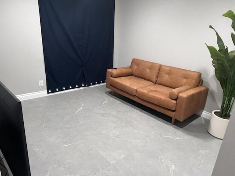 1913 E 17th St, Santa Ana, CA à vendre - Photo intérieure - Image 2 de 46