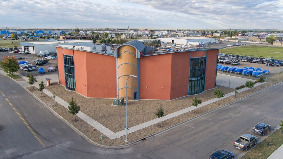 812 Burlington Dr, Bismarck, ND à vendre - Photo du bâtiment - Image 2 de 27