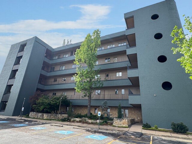 2801 Parklawn Dr, Midwest City, OK à louer - Photo du bâtiment - Image 3 de 40