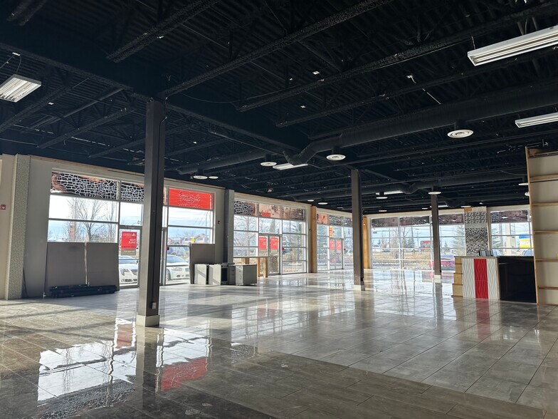 4926 Roper Rd NW, Edmonton, AB à louer - Photo du bâtiment - Image 3 de 7