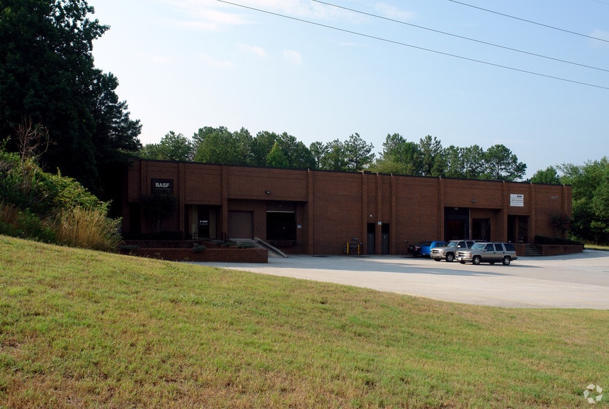 3077 Oakcliff Industrial St, Doraville, GA for lease - Building Photo - Image 2 of 3