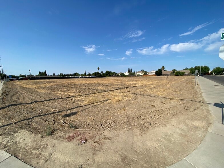 3957 Coffee Rd, Modesto, CA for sale - Building Photo - Image 3 of 4