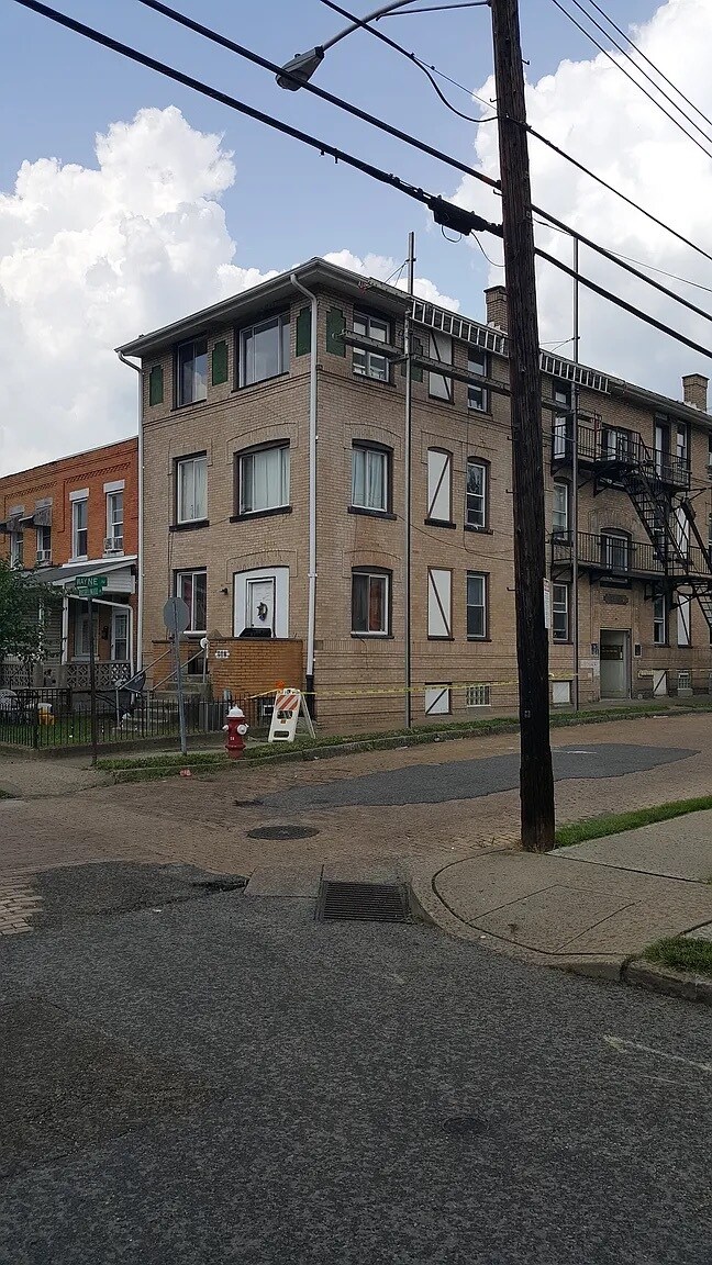 400 Russellwood Ave, McKees Rocks, PA à vendre Photo du bâtiment- Image 1 de 12