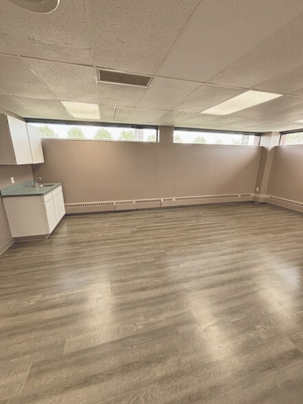 6789 Ridge Rd, Parma, OH à louer - Photo du bâtiment - Image 2 de 8