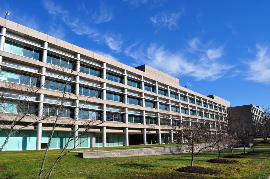 1300 Hall Blvd, Bloomfield, CT à vendre - Photo du bâtiment - Image 2 de 22
