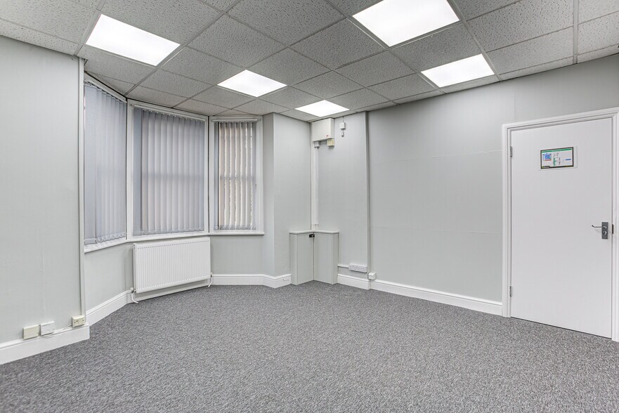 42 Watling St, Radlett à louer - Photo du bâtiment - Image 3 de 7