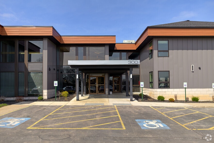 300 White Spruce Blvd, Rochester, NY à vendre - Photo principale - Image 1 de 13