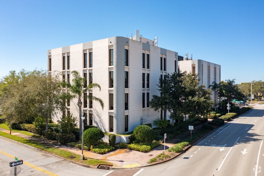 1201 19th Pl, Vero Beach, FL for lease - Building Photo - Image 3 of 38