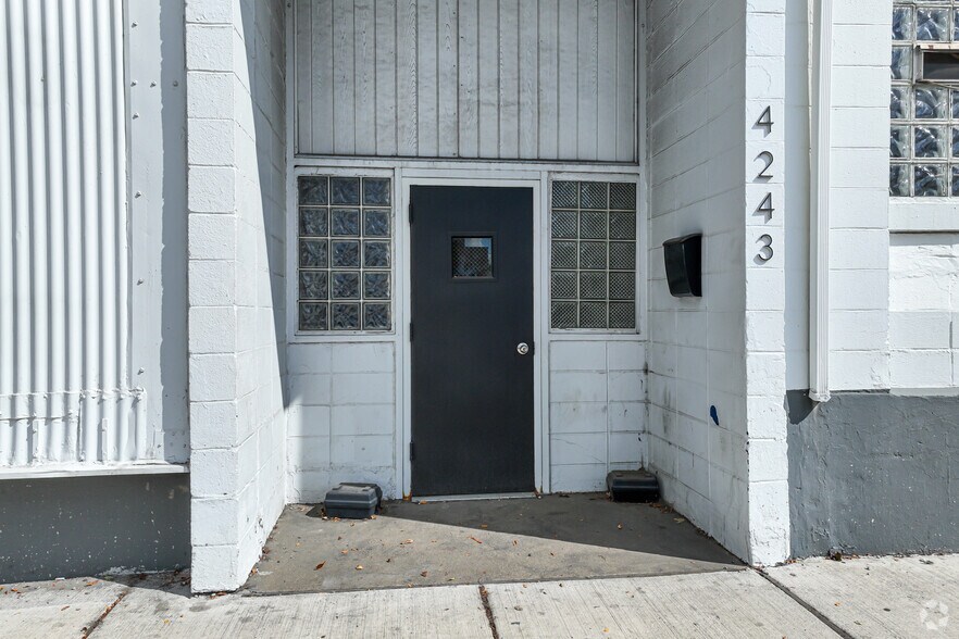 1556 W 43rd St, Chicago, IL à vendre - Photo du bâtiment - Image 2 de 8