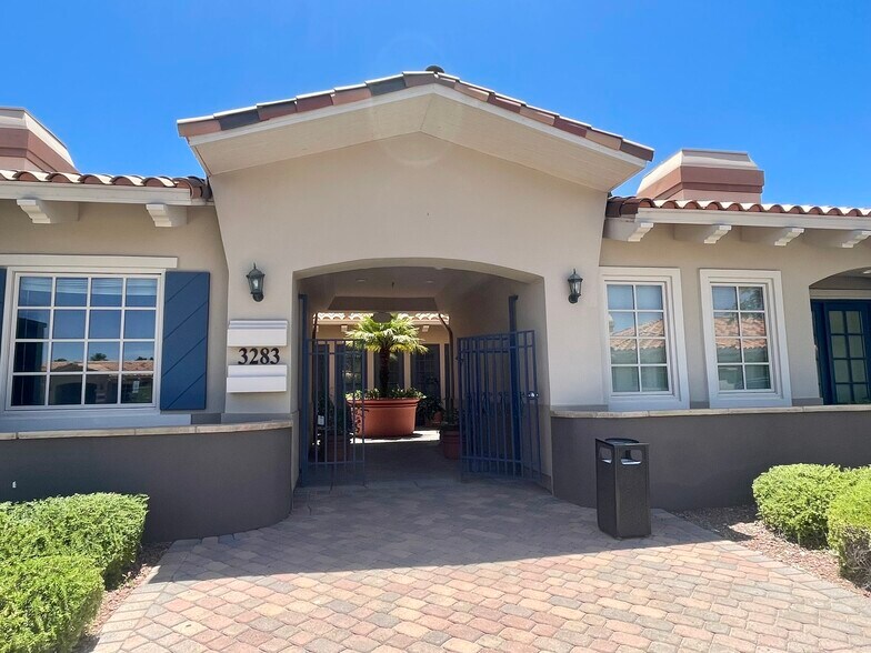 3283 E Warm Springs Rd, Las Vegas, NV à vendre - Photo du bâtiment - Image 1 de 19