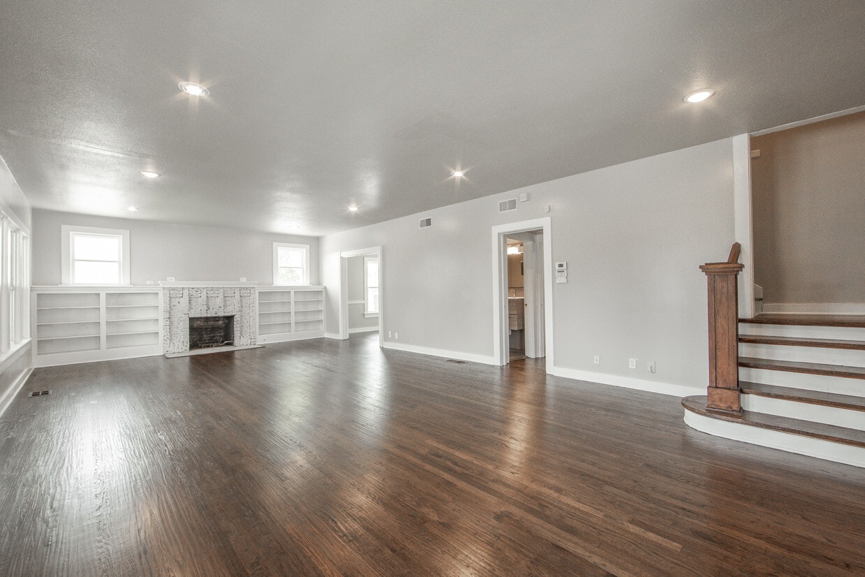 209 E University Dr, Denton, TX for lease Interior Photo- Image 1 of 3