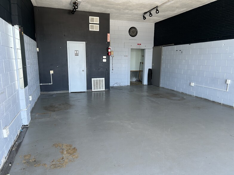 2414-2416 S 34th St, Kansas City, KS for lease - Interior Photo - Image 2 of 4