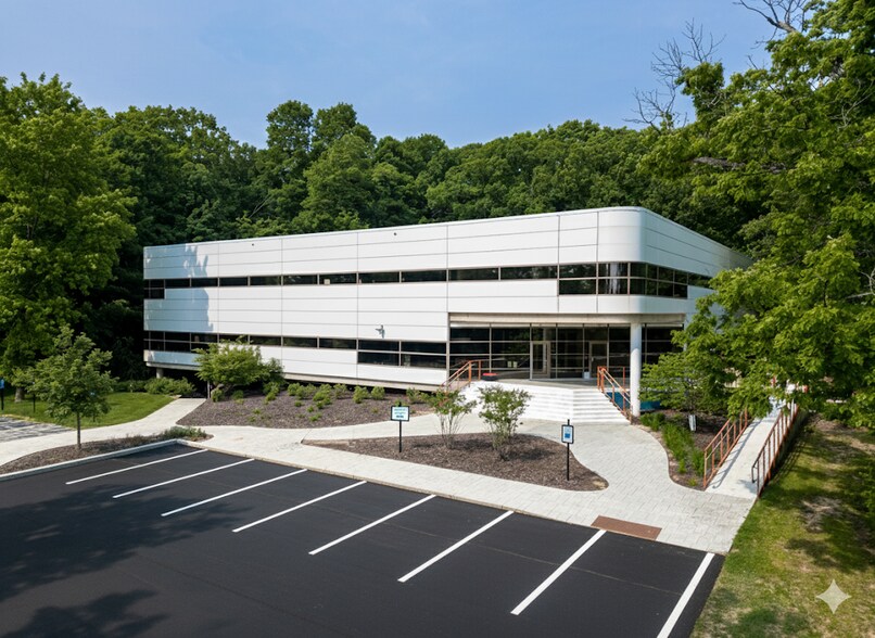 13600 Bishops Ct, Brookfield, WI à louer - Photo du bâtiment - Image 1 de 11