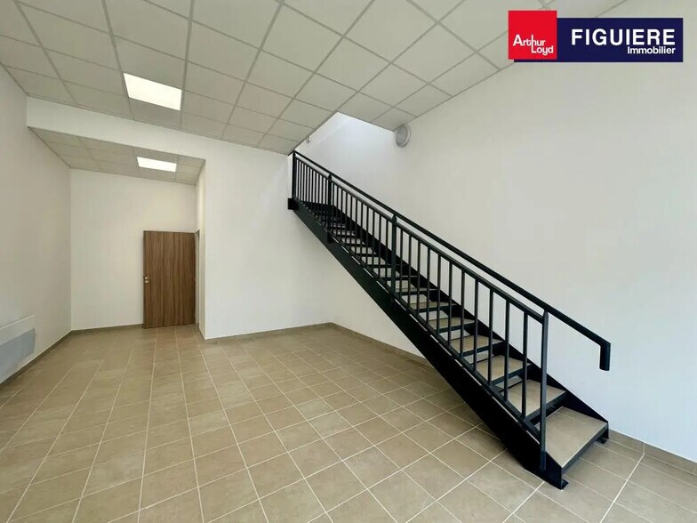 Office in Venelles for lease - Building Photo - Image 2 of 14