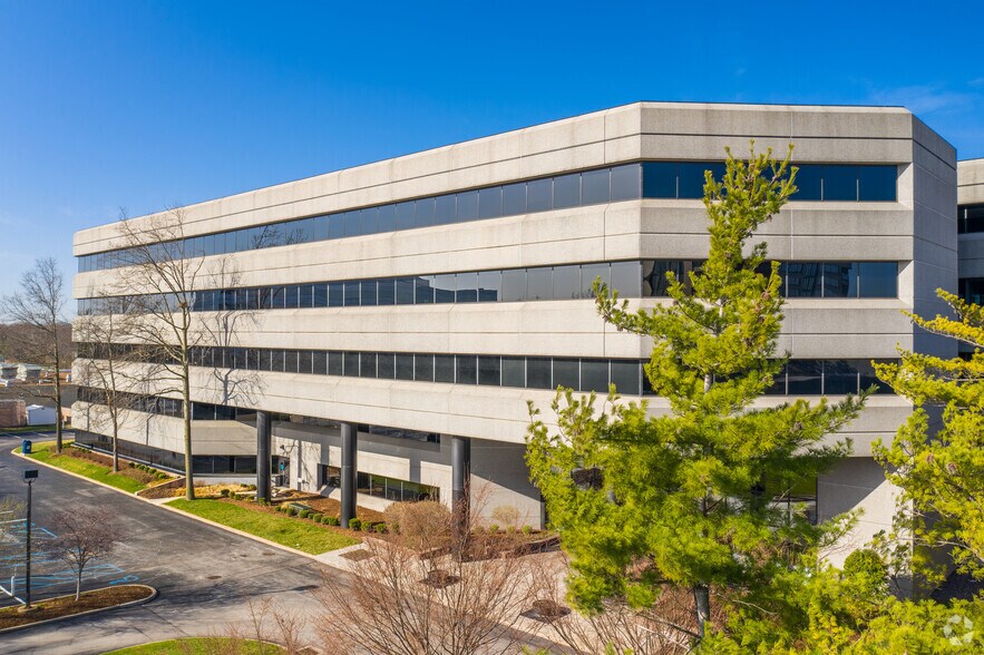 701 Emerson Rd, Creve Coeur, MO à louer - Photo du bâtiment - Image 2 de 4