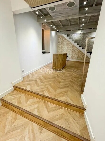 Retail in Marseille for lease - Interior Photo - Image 3 of 6