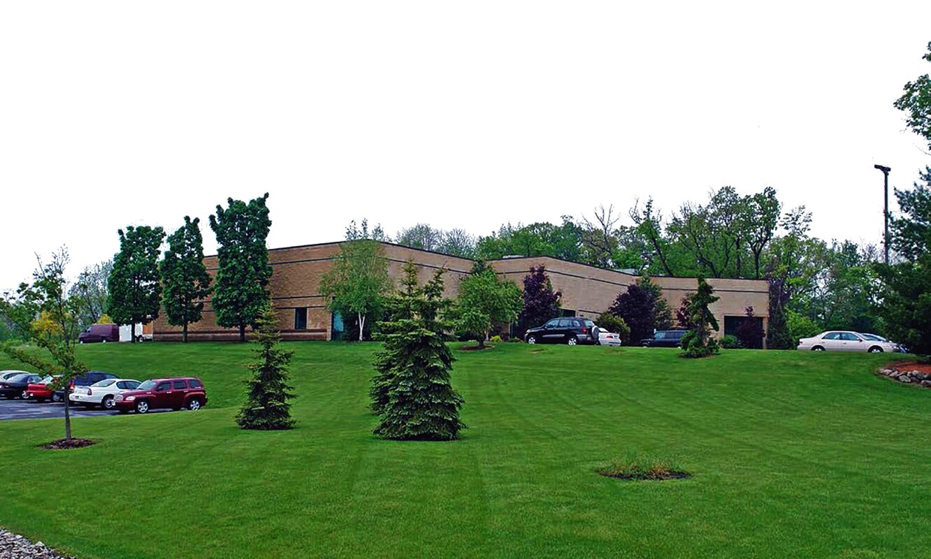 5462-5482 S Westridge Dr, New Berlin, WI for lease Building Photo- Image 1 of 7