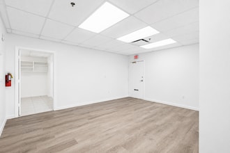 5040 NW 7th St, Miami, FL à louer Photo intérieure- Image 2 de 12