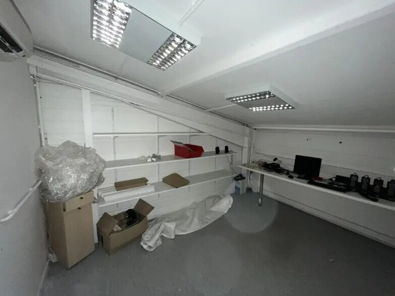 Retail in Nemours for lease - Interior Photo - Image 2 of 9