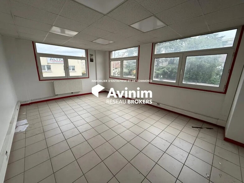 Office in Argenteuil for lease - Interior Photo - Image 1 of 3