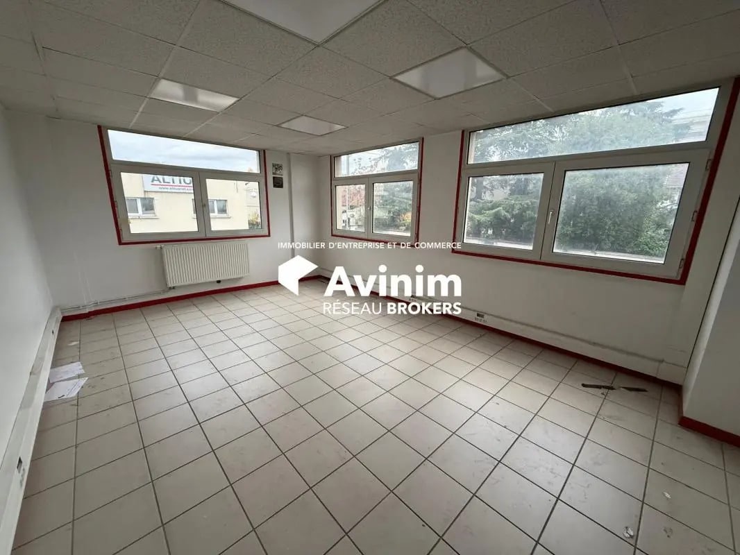 Office in Argenteuil for lease Interior Photo- Image 1 of 4