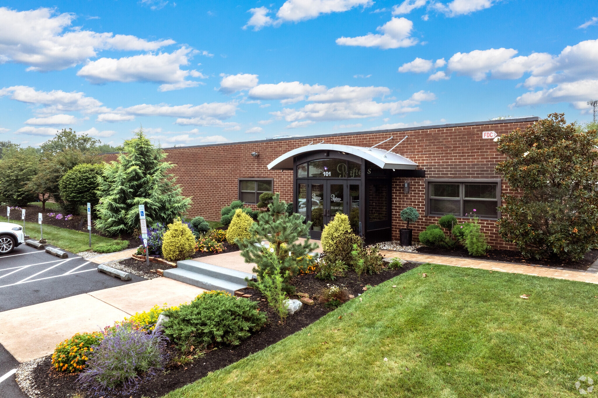 101 Friends Ln, Newtown, PA for sale Primary Photo- Image 1 of 8