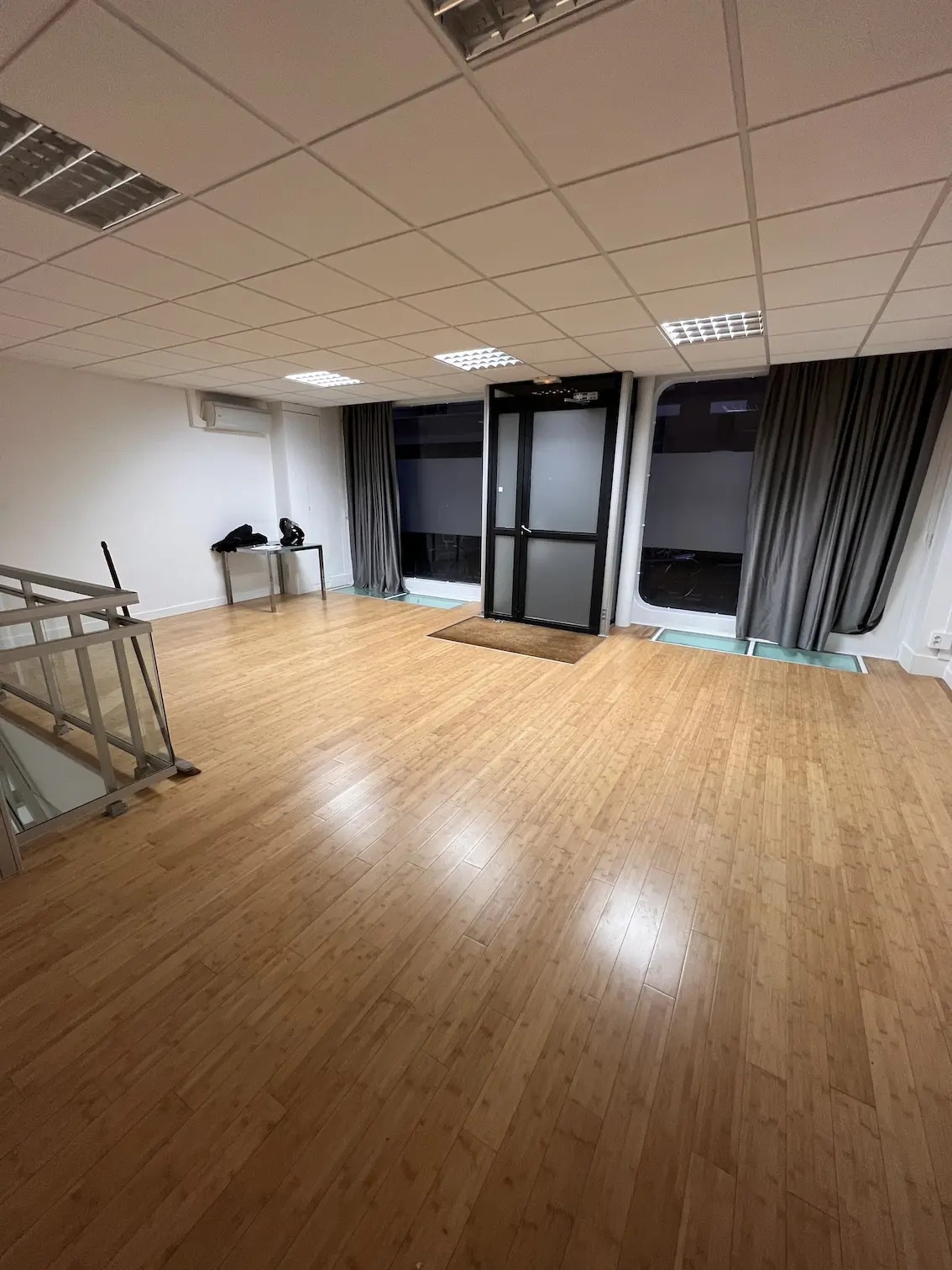 Retail in Paris for lease Interior Photo- Image 1 of 10