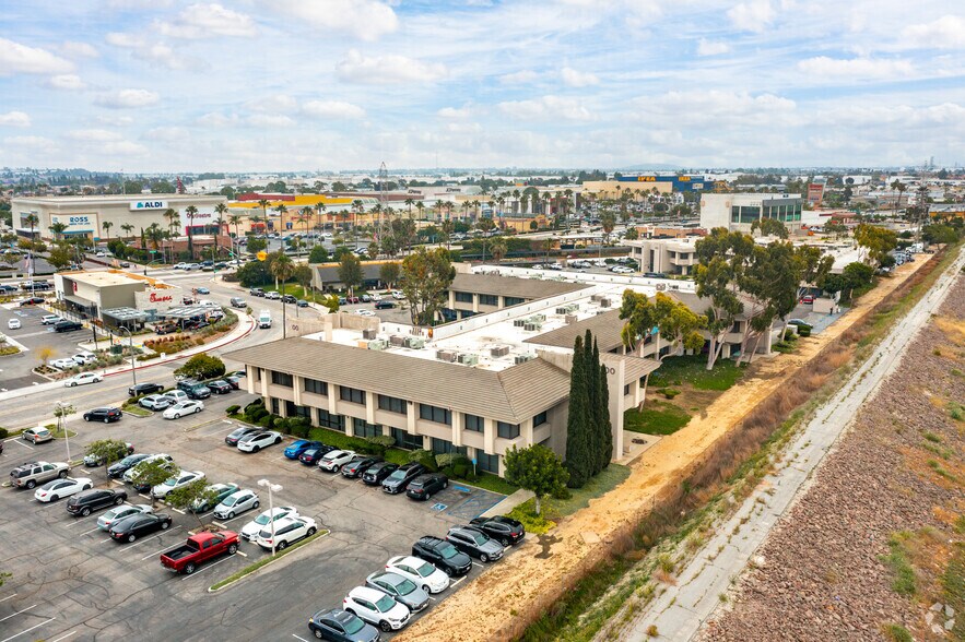 500 E Carson Plaza Dr, Carson, CA à louer - Photo du bâtiment - Image 3 de 7