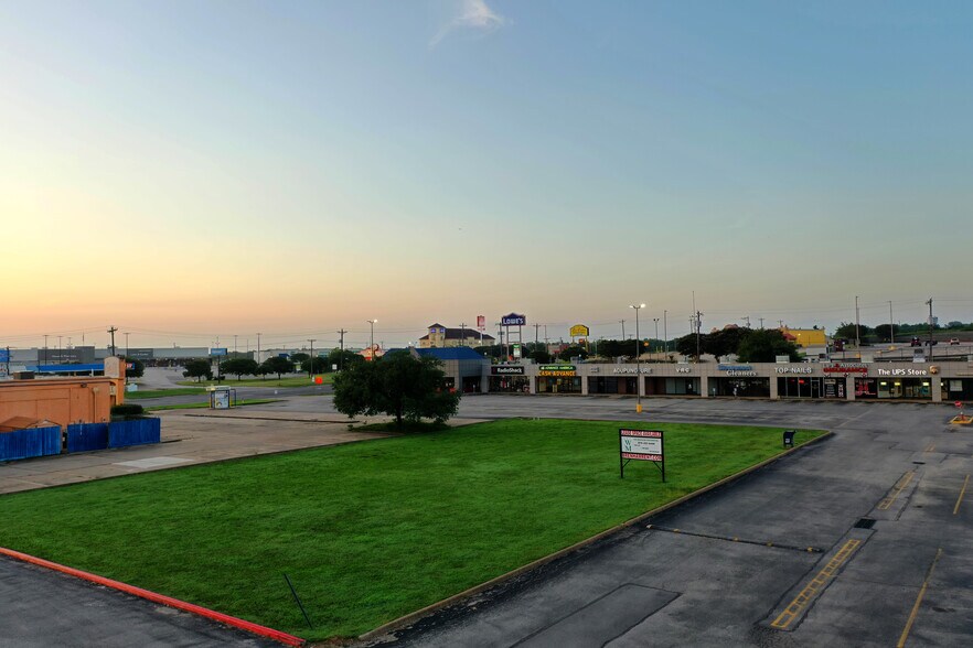 2610-2668 S Highway 36, Brenham, TX à louer - Photo du bâtiment - Image 3 de 11