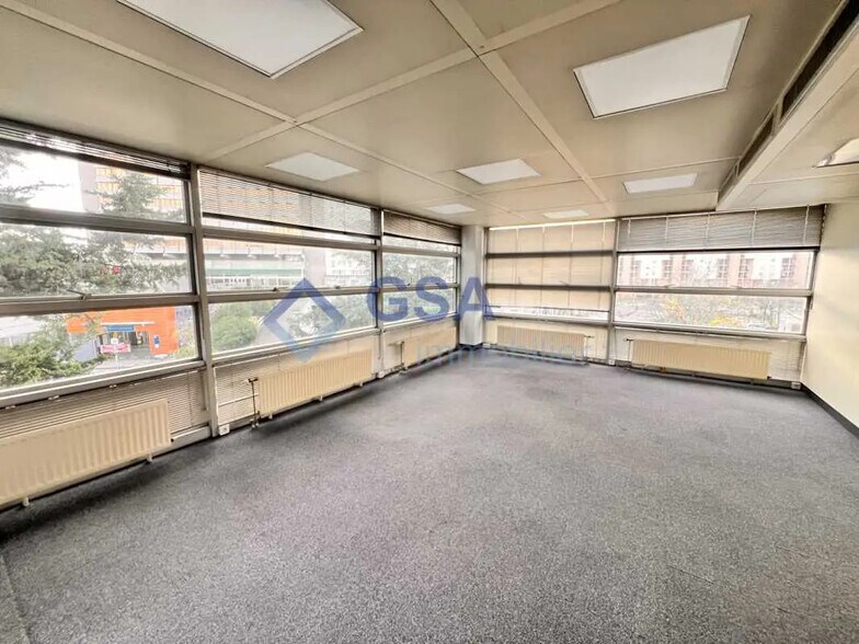 Bureau dans Évry-Courcouronnes à louer - Photo du bâtiment - Image 1 de 11