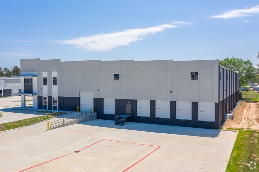13939 Service Center Dr, Tomball, TX for lease - Building Photo - Image 2 of 4
