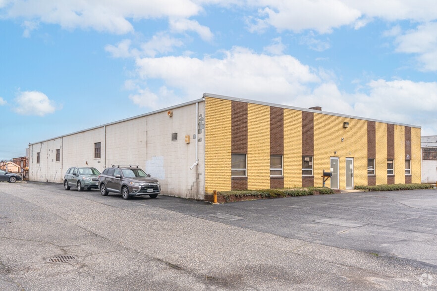 195 S Fehr Way, Bay Shore, NY for sale - Primary Photo - Image 1 of 6